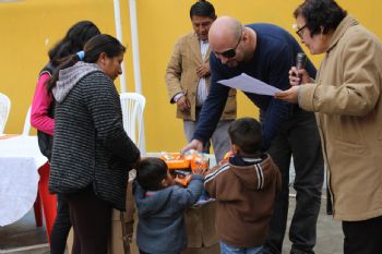 DEFENSORÍA ENTREGA MÁQUINAS DE COSER A CENTROS PENITENCIARIOS FEMENINOS DE LA PAZ Y POTOSÍ PARA APOYAR LA PRODUCTIVIDAD